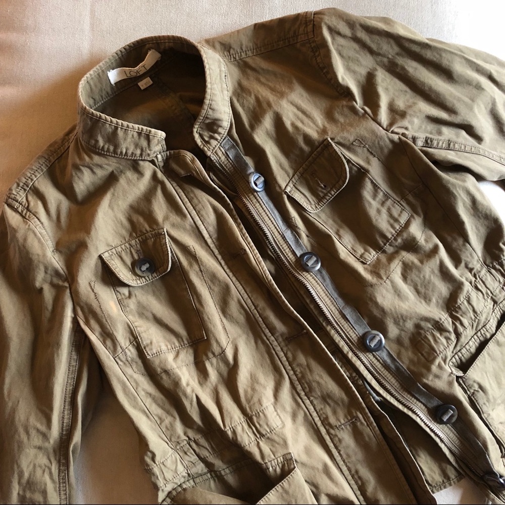 🏔 Olive/army green light jacket